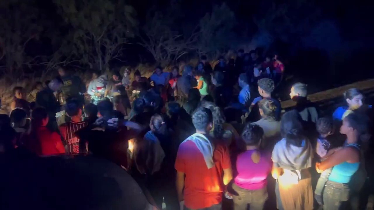 Large group of immigrants illegally cross into Texas in Rio Grande Valley