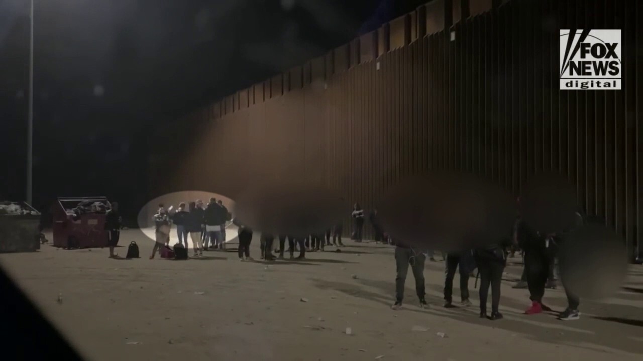 Migrants take selfies at border as crisis accelerates