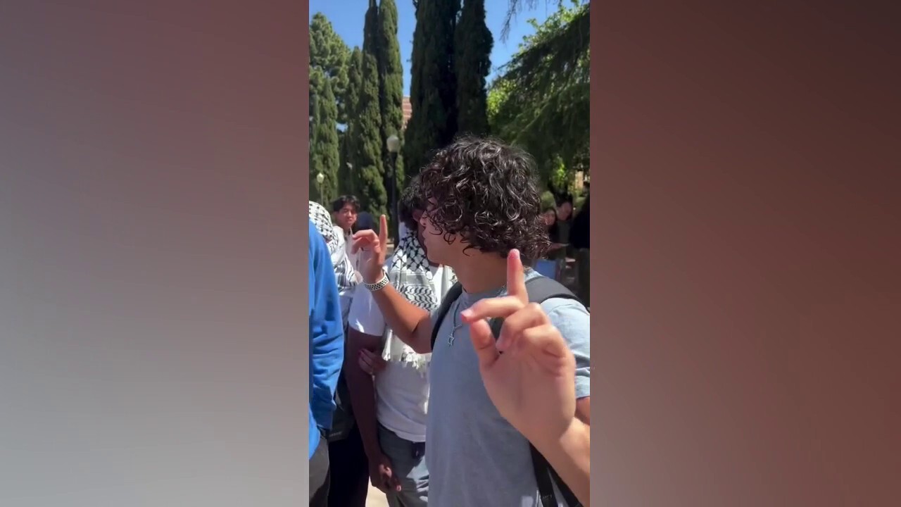 Студент от Калифорнийския университет в Лос Анджелис който носеше огърлица