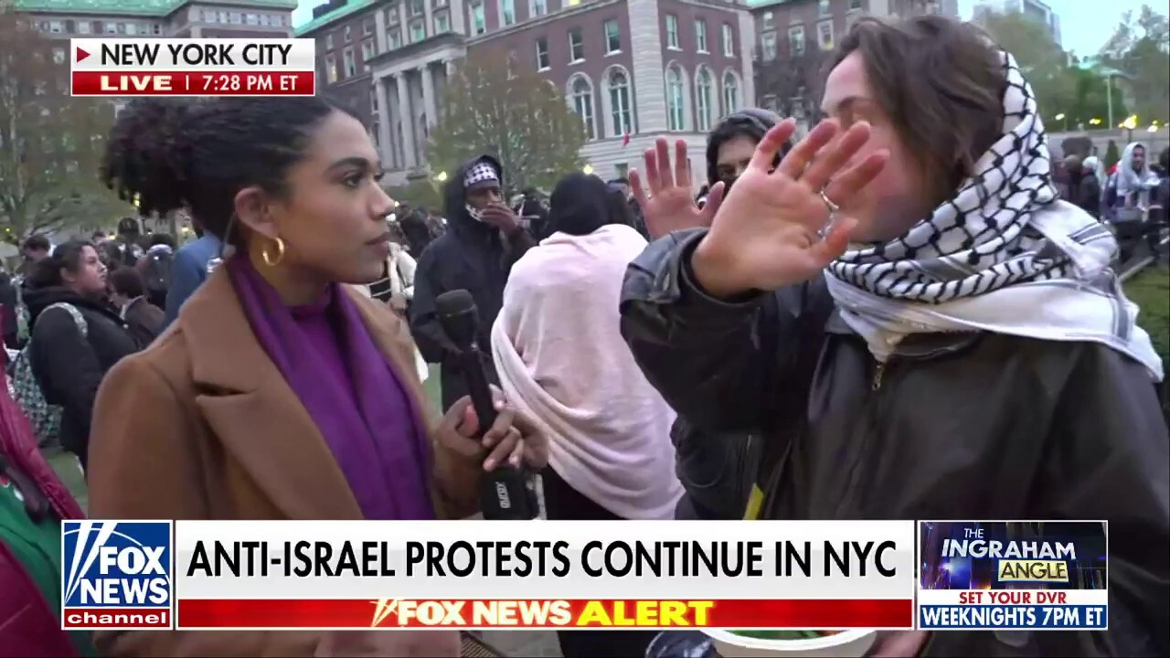 Студентски протестиращи срещу Израел Колумбия, насочвайки репортера на Fox News към `медийния екип`