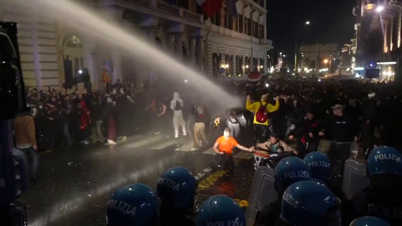Italian police use a water cannon on protesters in Rome