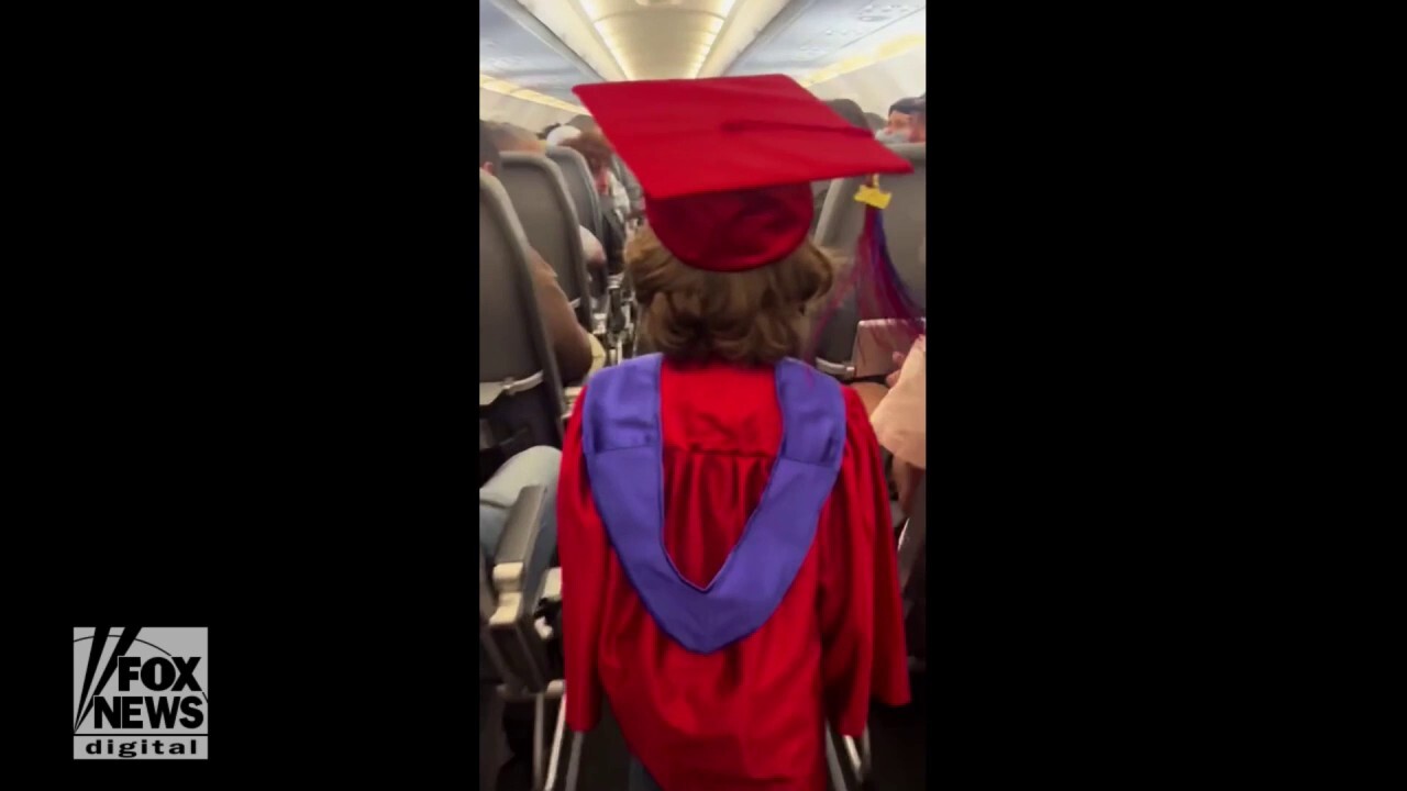 Възпитаник на детска градина пропуска дипломирането, вместо това получава празненство по средата на полета, докато пътниците се радват
