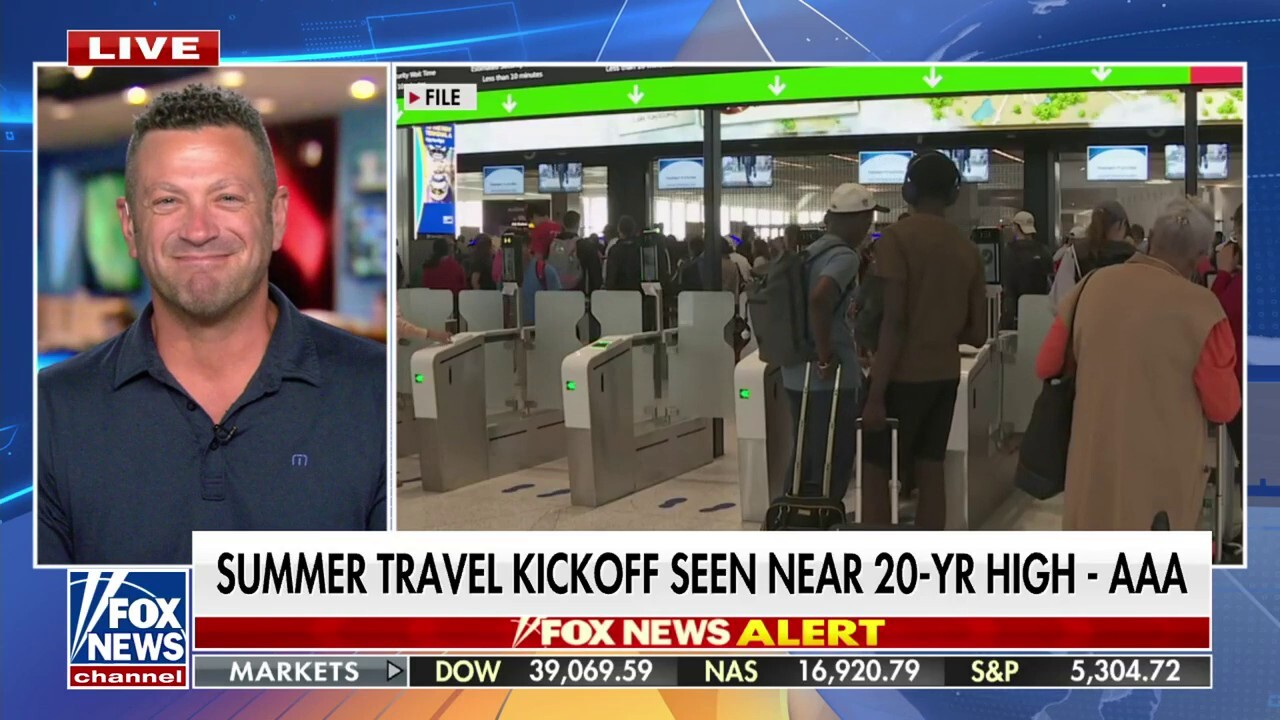 Travel expert Lee Abbamonte joins 'Your World with Neil Cavuto' to discuss what travelers can do to navigate delays and high prices this holiday weekend.