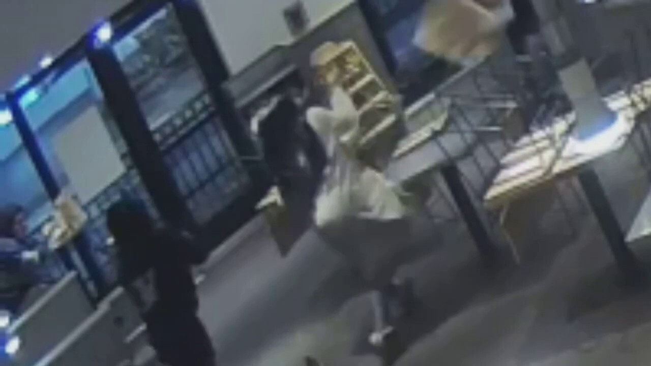 Клиенти на Chipotle в Мериленд са заснети на видео как хвърлят храна и столове по персонала