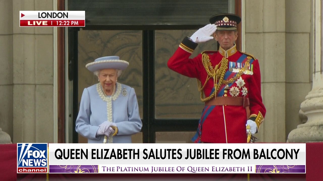 Queen Elizabeth II salutes Platinum Jubilee from balcony