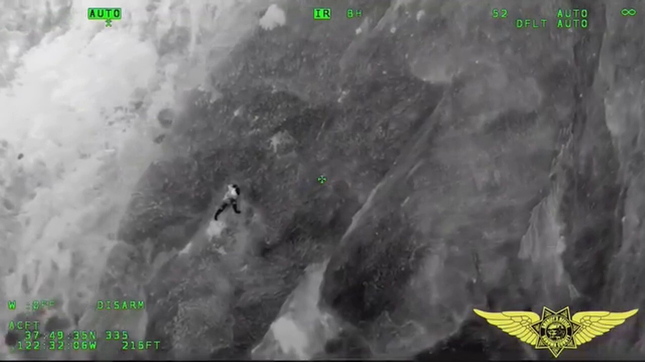 Екипаж на хеликоптер в Калифорния спаси мъж, вкопчил се в стената на скалата, след като падна на 60 фута от пътеката