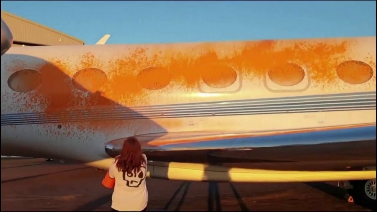 Климатичните активисти, насочени към самолета на Тейлър Суифт, боядисаха със спрей 2 други частни самолета в оранжево
