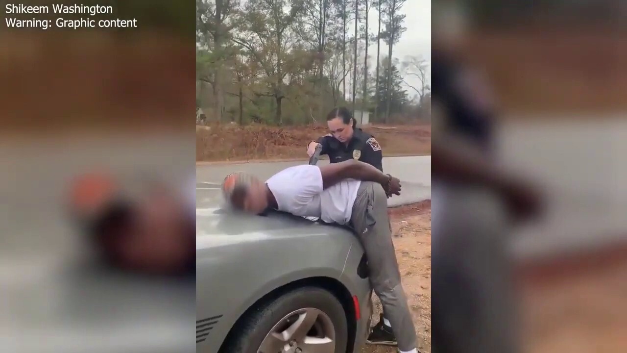 Полицейски служител от Алабама в отпуск, след като видео показва как тя използва електрошоков пистолет върху мъж с белезници