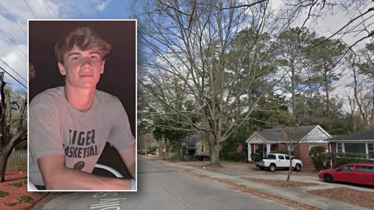 Чуйте обаждания на 911, след като студент от Южна Каролина беше смъртоносно прострелян при опит да влезе в грешна къща