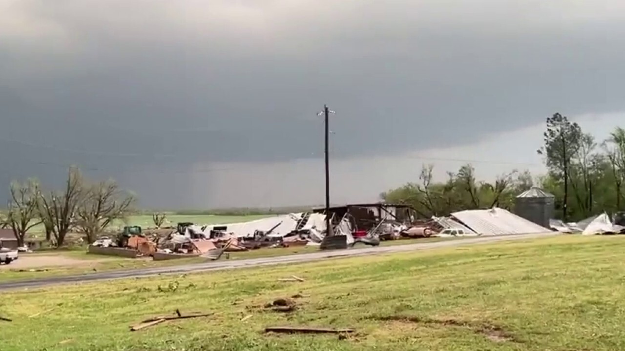 Damaging Oklahoma tornado devastates town 
