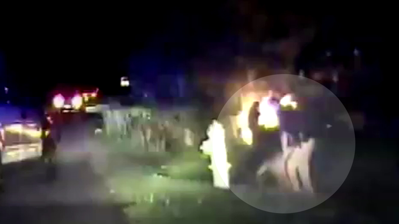 Heroic cops rush to save passengers from burning car