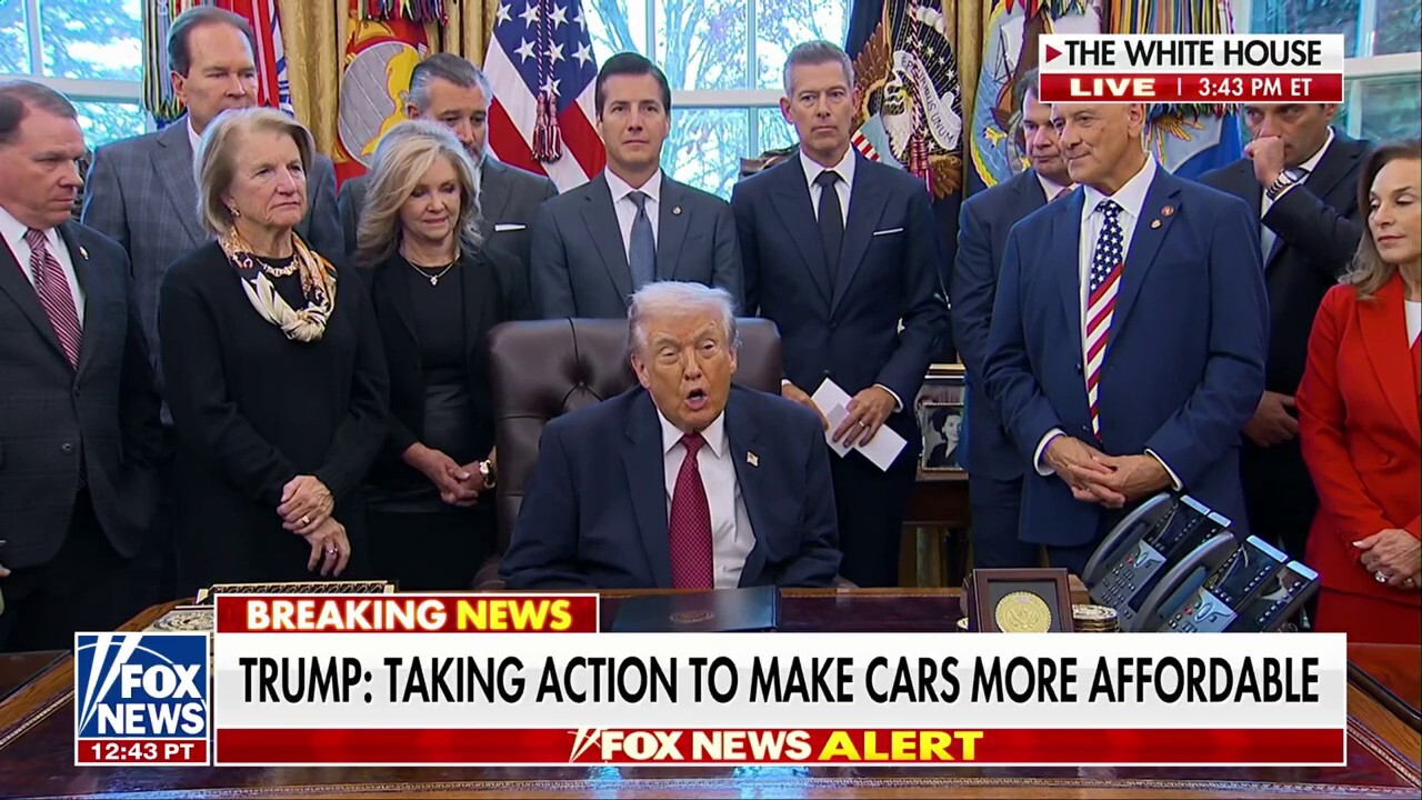 President Donald Trump, lawmakers and industry leaders speak as the administration announces it is rolling back fuel economy standards.