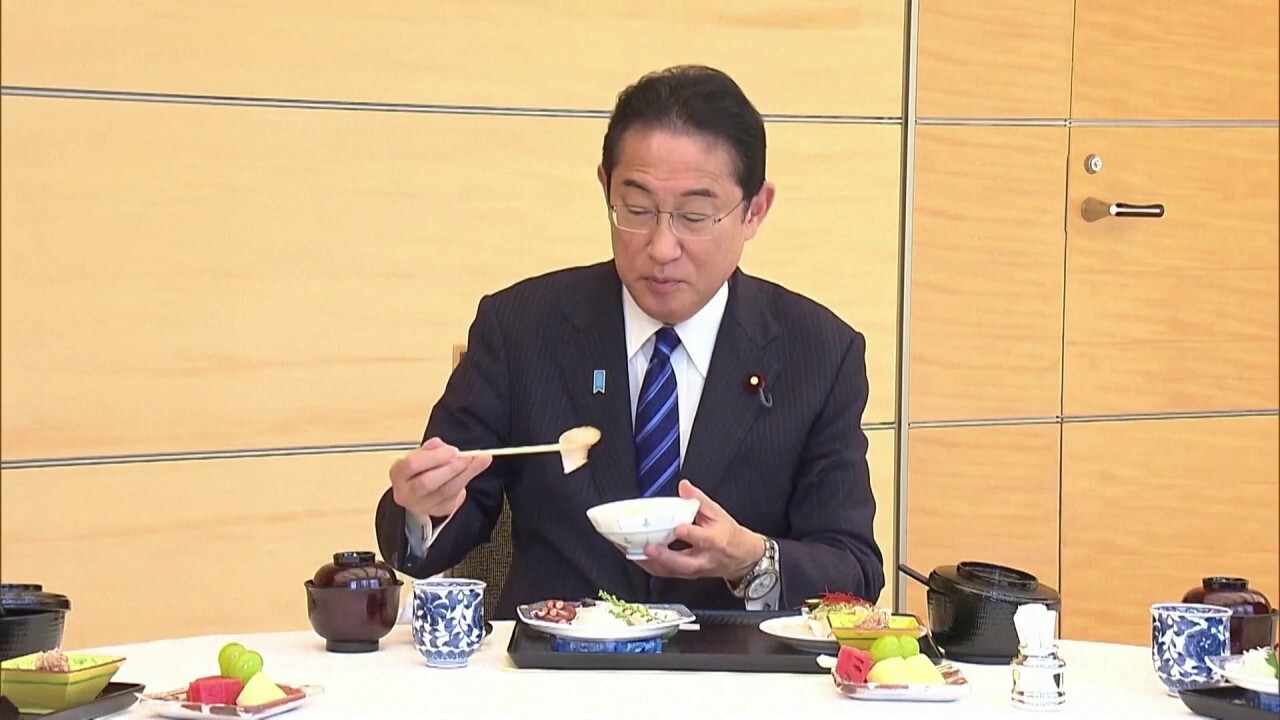 Japanese prime minister tastes fish to prove safety after radioactive plant dump.mp4