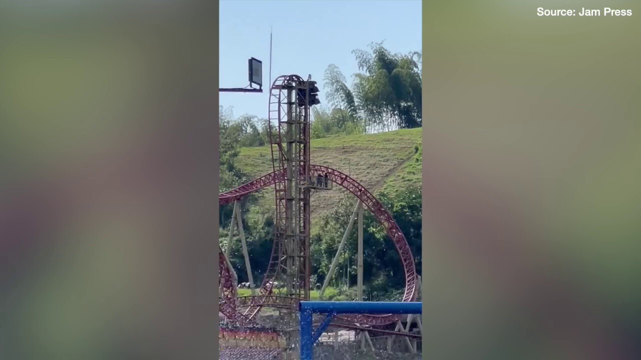 Ездачи на влакче в увеселителен парк, заседнали на 100 фута във въздуха, се развалиха: видео