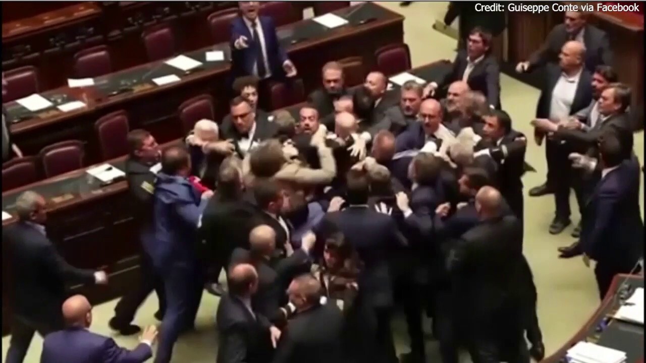 Видео е уловило диво сбиване избухнало в парламента на Италия