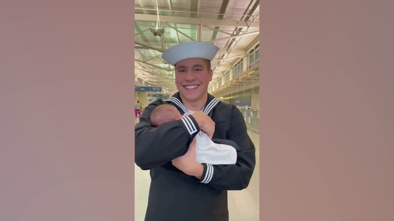 Военна съпруга наскоро изненада съпруга си с едноседмичното им бебе