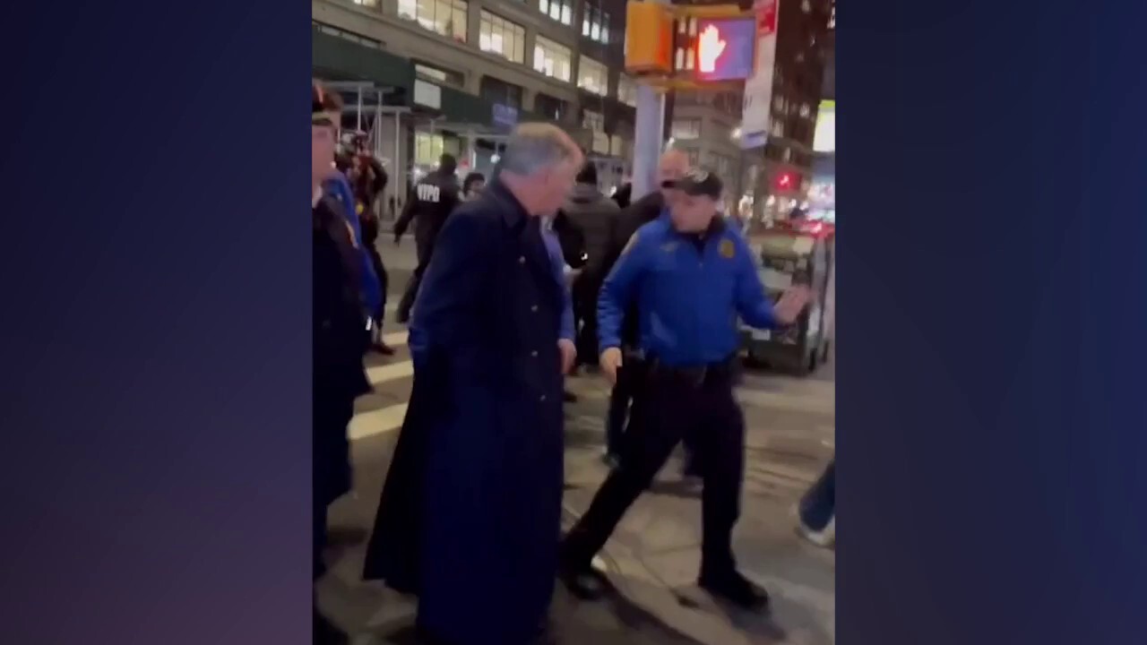 Алек Болдуин се бие с пропалестински активисти по време на протести в Ню Йорк