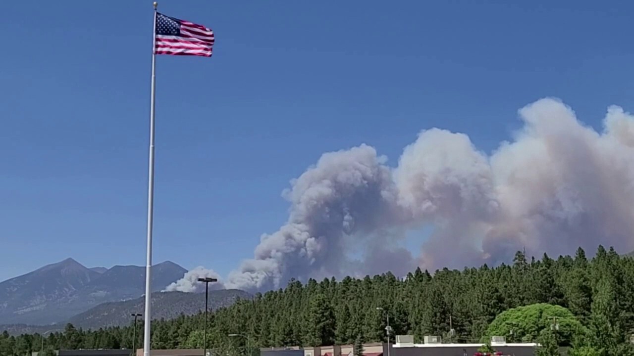 Footage of wildfire currently spreading across Arizona
