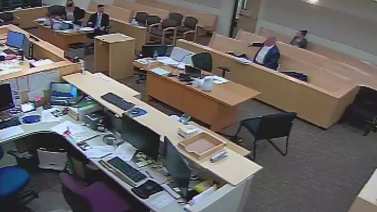 Oregon murder suspect escapes court