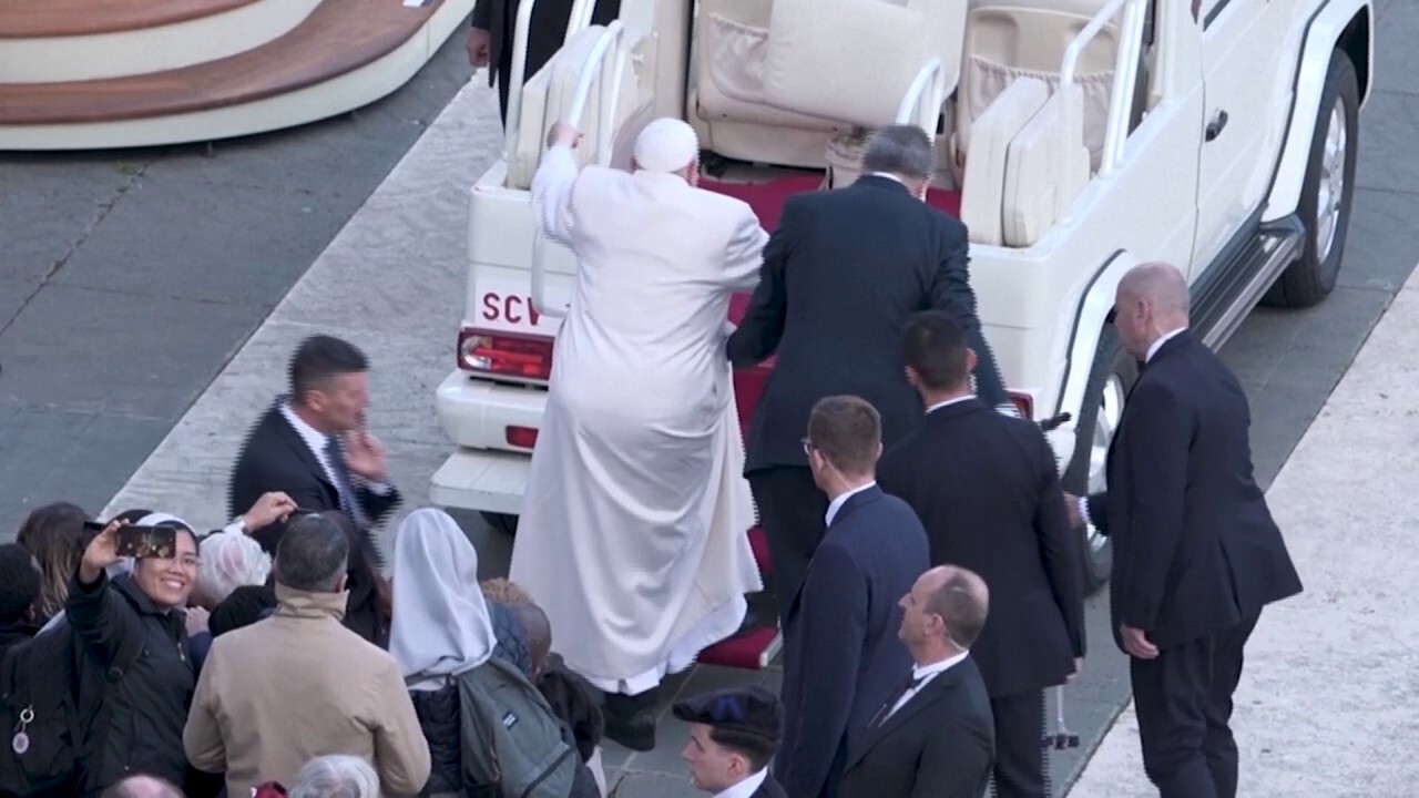 Папа Франциск изглежда не може да изкачи стъпалата към папамобила след седмичната обща аудиенция