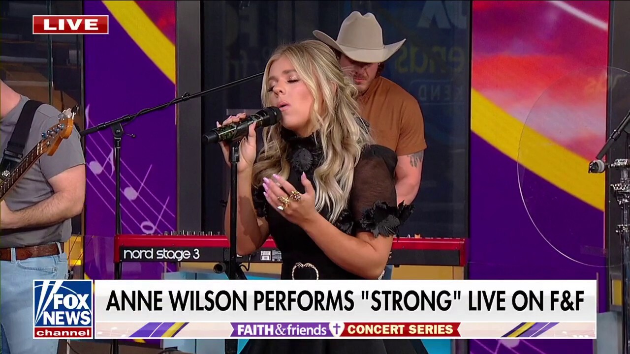  Anne Wilson performs 'Strong' on Fox News
