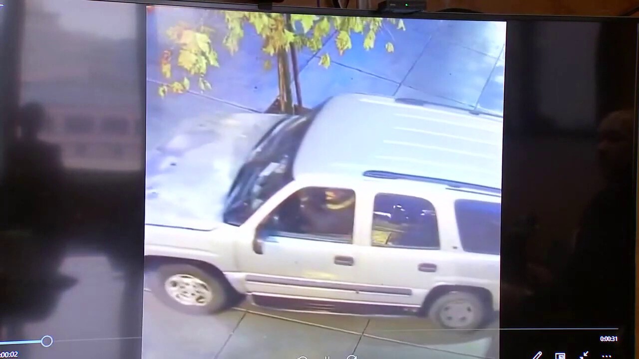 Предполагаемият крадец в Калифорния беше уловен от камера да връхлита SUV във витрината на магазин Lululemon, излитайки с дрехи