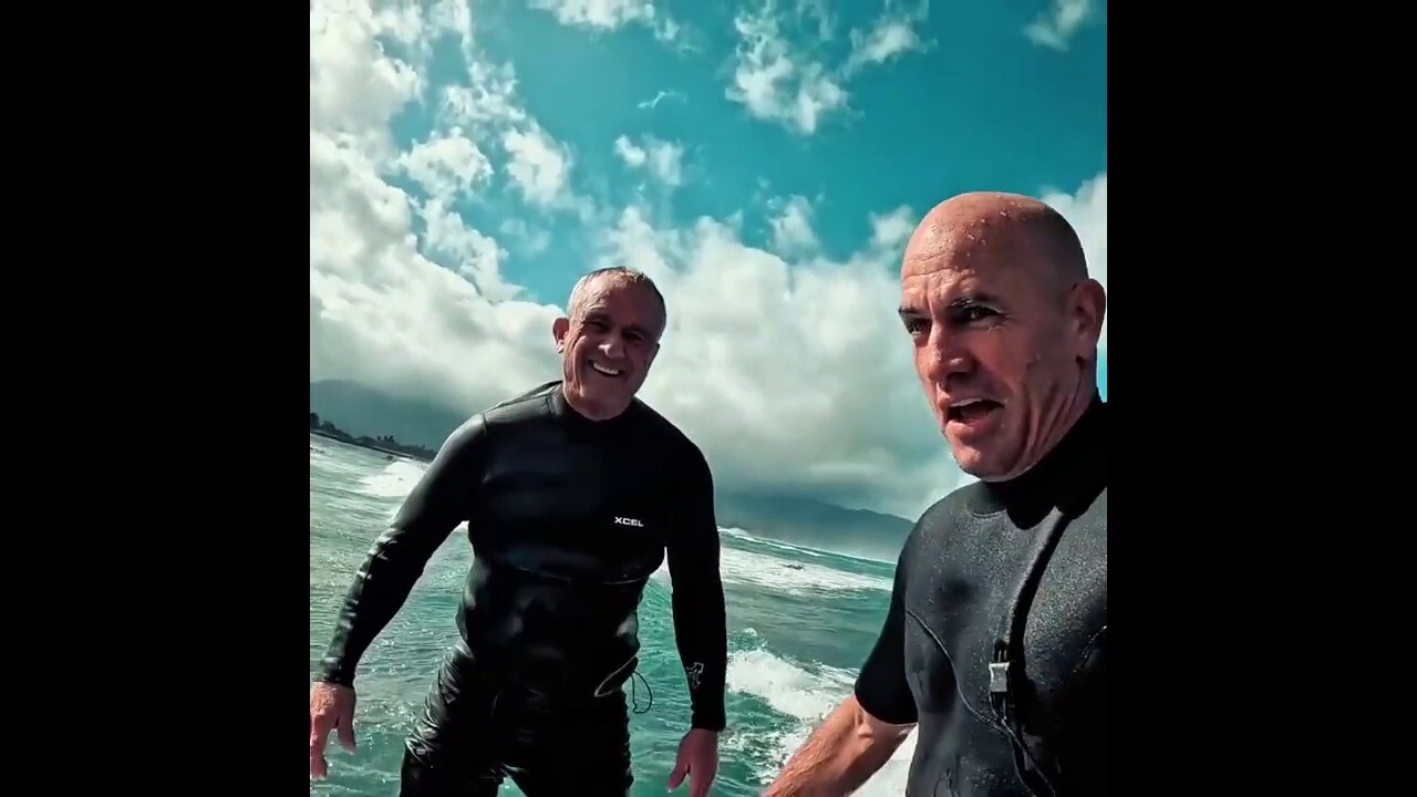 RFK младши хваща вълни с легендата на сърфа Кели Слейтър за рождения си ден по време на кампания в Хавай