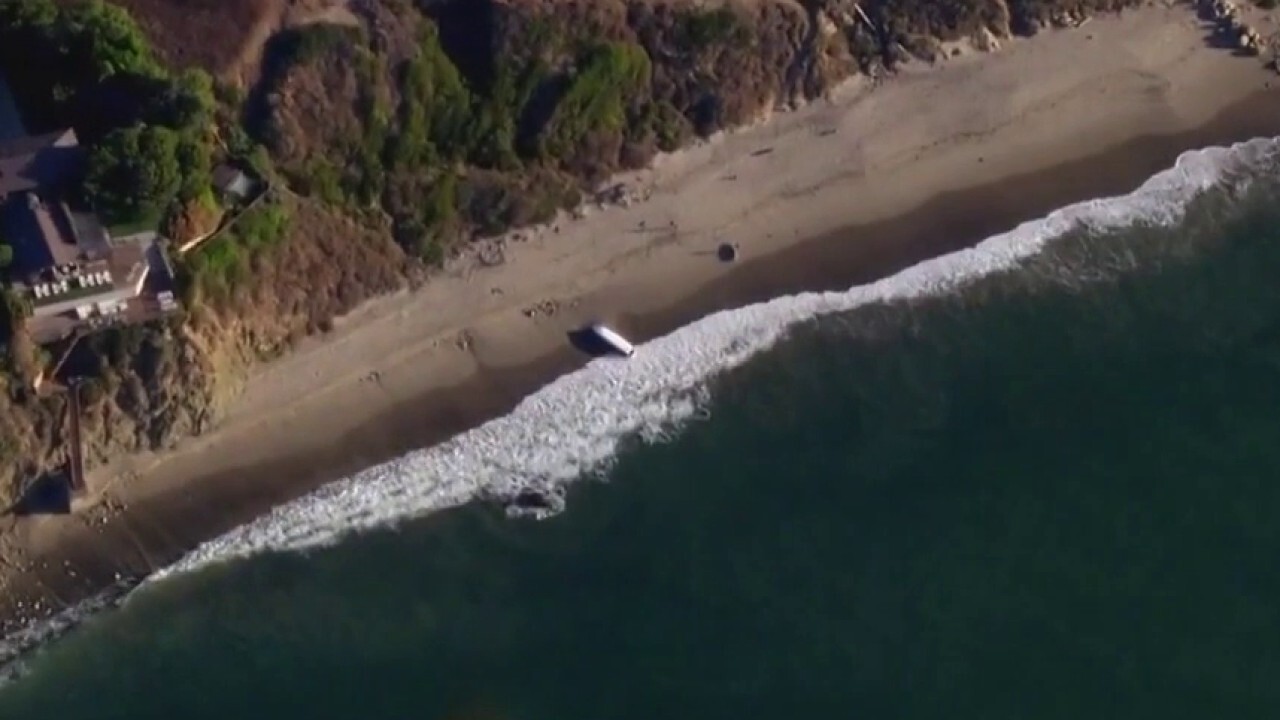 Друга панга лодка измива на плажа близо до домовете на холивудски звезди