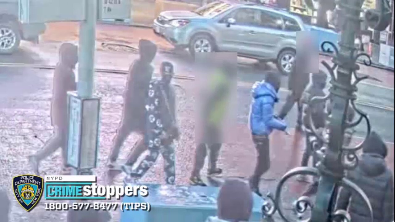 Полицията в Ню Йорк разпространи видеозапис от камери за наблюдение от намушкването с нож на Таймс Скуеър на 17-годишен мигрант