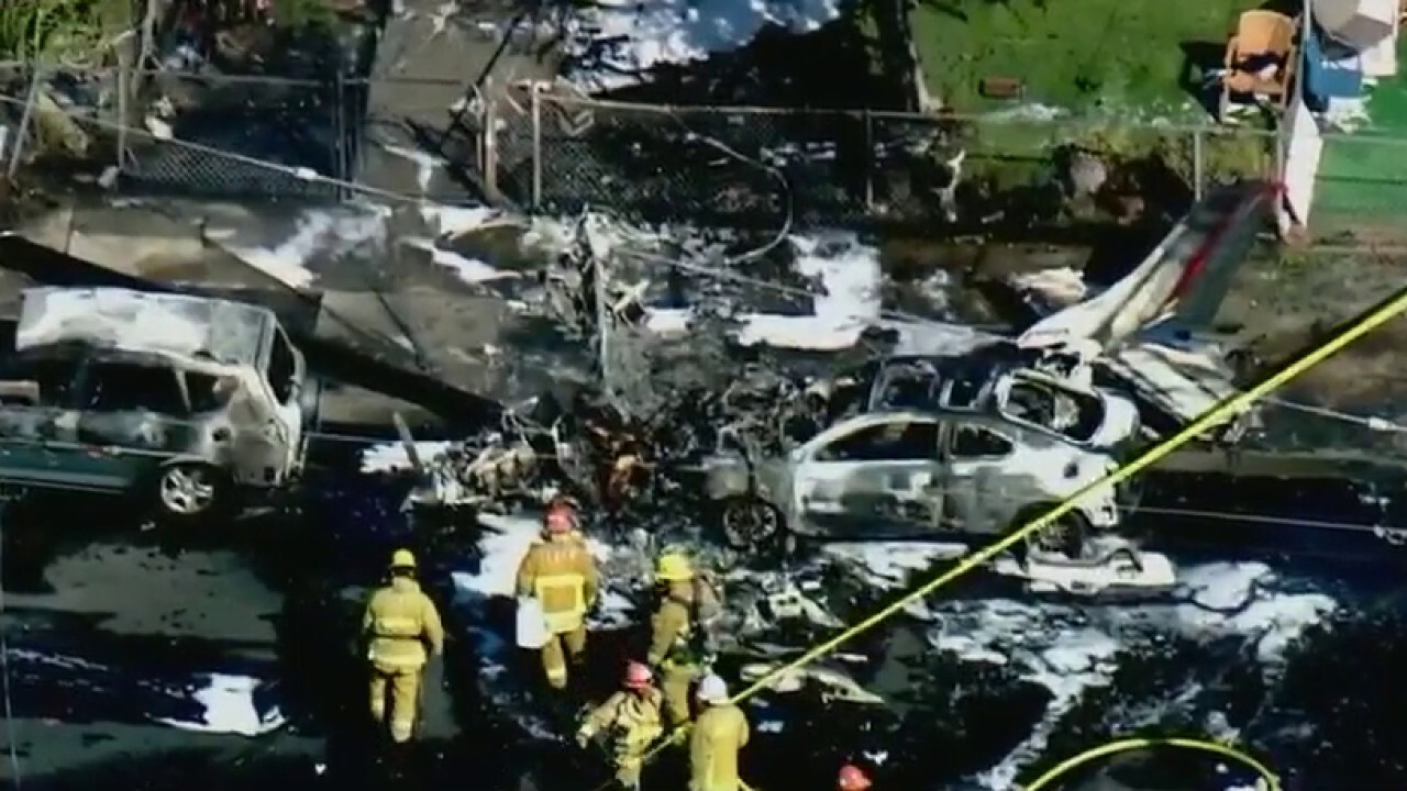 Small plane crashes in Los Angeles neighborhood | On Air ...