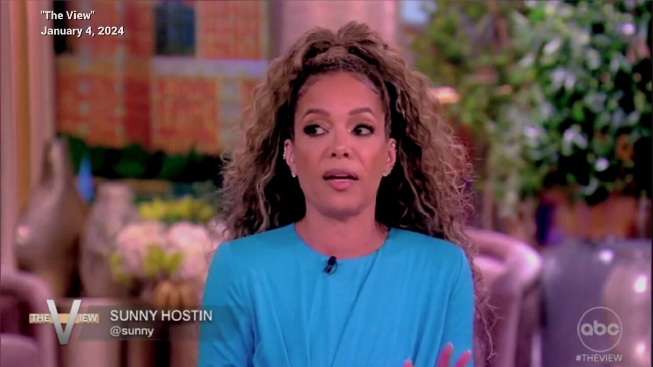 Sunny Hostin изглежда променя мелодията на пускането на файлове на Epstein, след като Тръмп DOJ декларира, че няма списък 