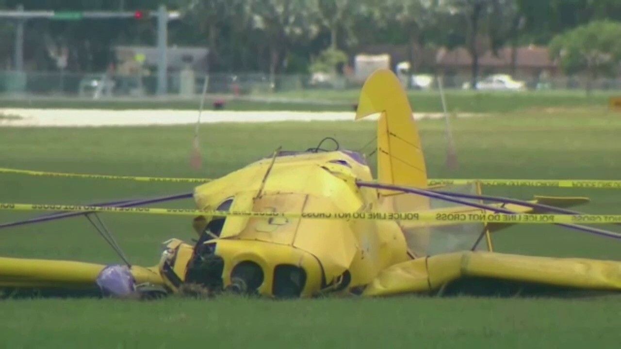 Florida banner plane crashes on airfield