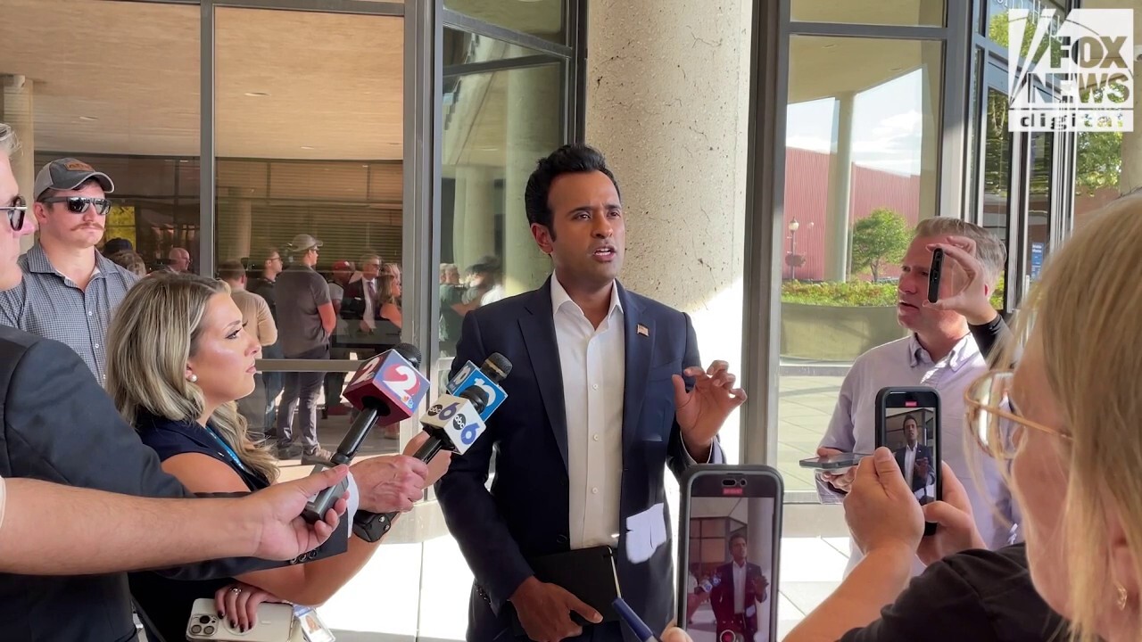 Vivek Ramaswamy speaks to press in Springfield, Ohio