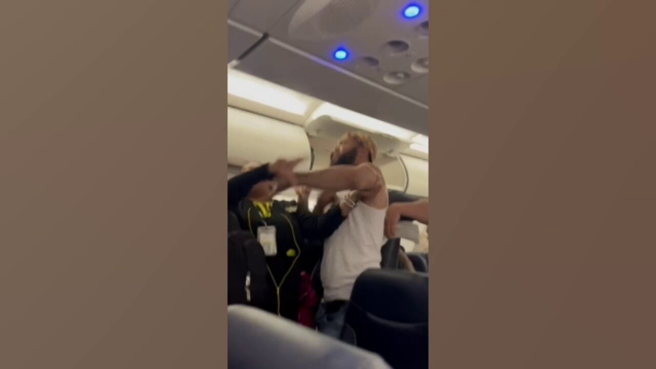 Пътниците на Spirit Airlines се карат на борда на самолета, докато стюардесата се опитва да се намеси: `Throwing it down`