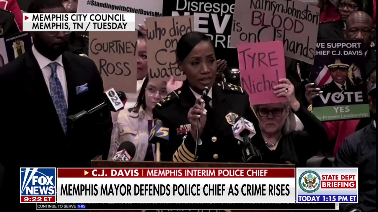 Memphis mayor defends police chief as crime rises