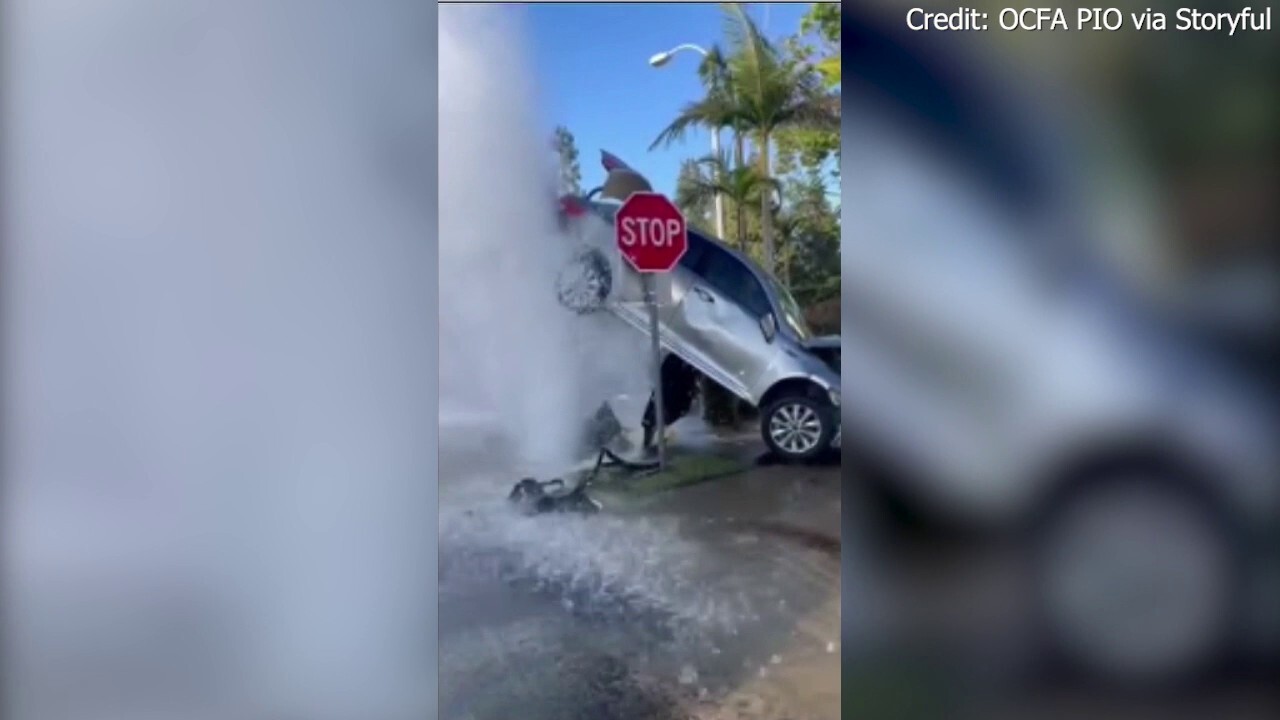 Страхотно видео показва бликащ пожарен хидрант, който виси превозно средство във въздуха след катастрофа в Калифорния