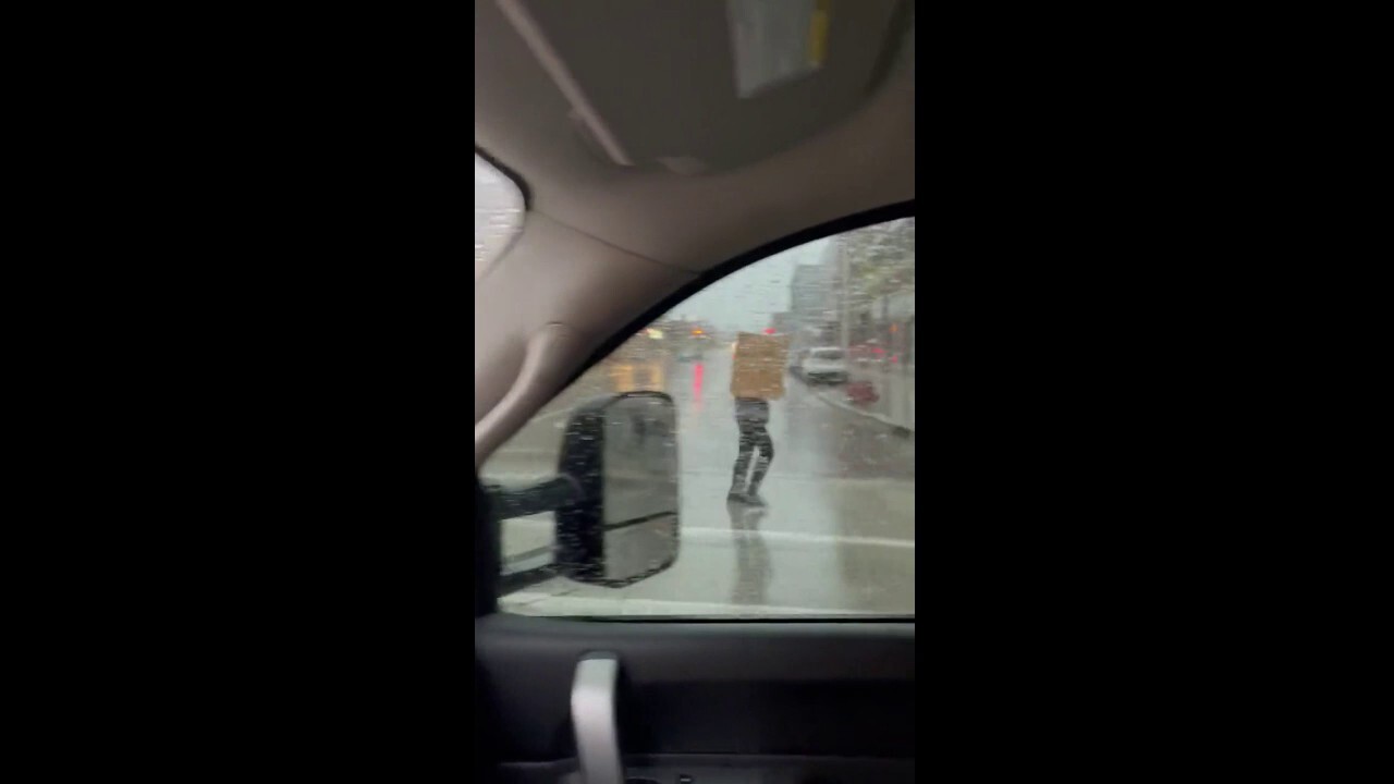 Illinois pedestrian thinks 'outside the box,' uses cardboard box as a rain shield