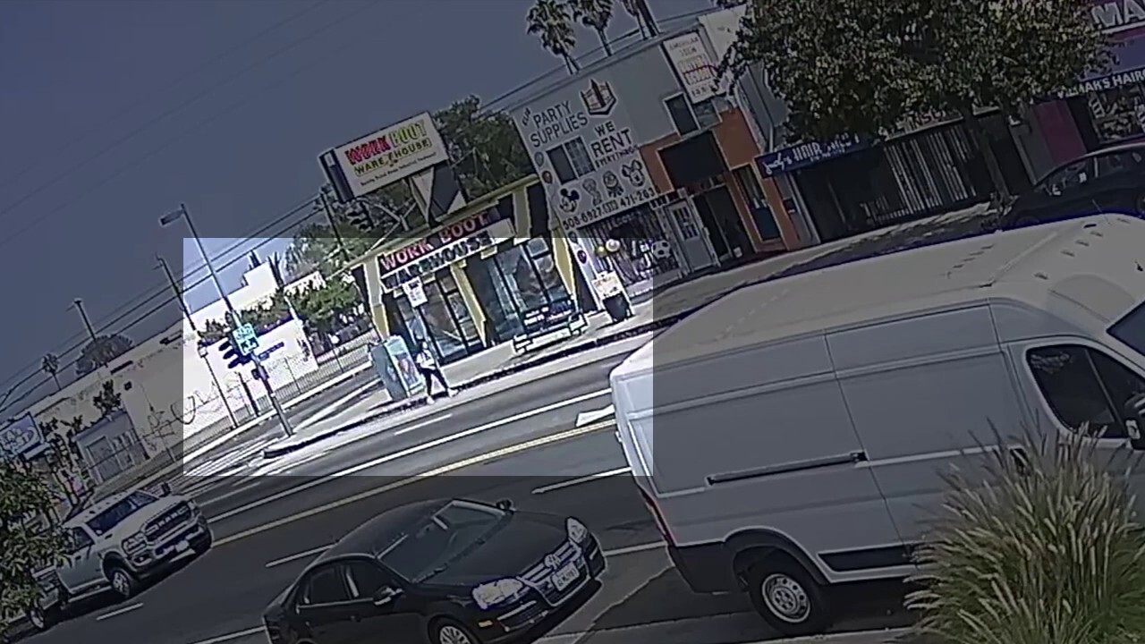 Los Angeles unprovoked stabbing attack caught on video