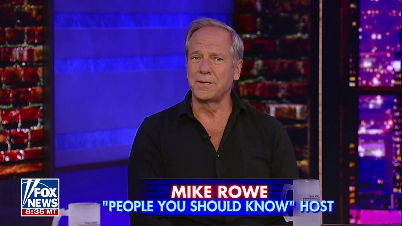  Mike Rowe Stops By 'Fox News Saturday Night' To Talk About His New Online Show