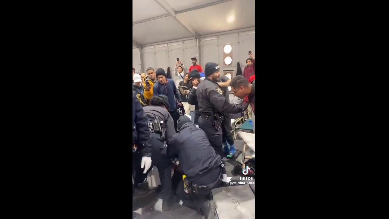 Мигранти хвърлят бутилки и раници по полицията в Ню Йорк по време на свади в приюта