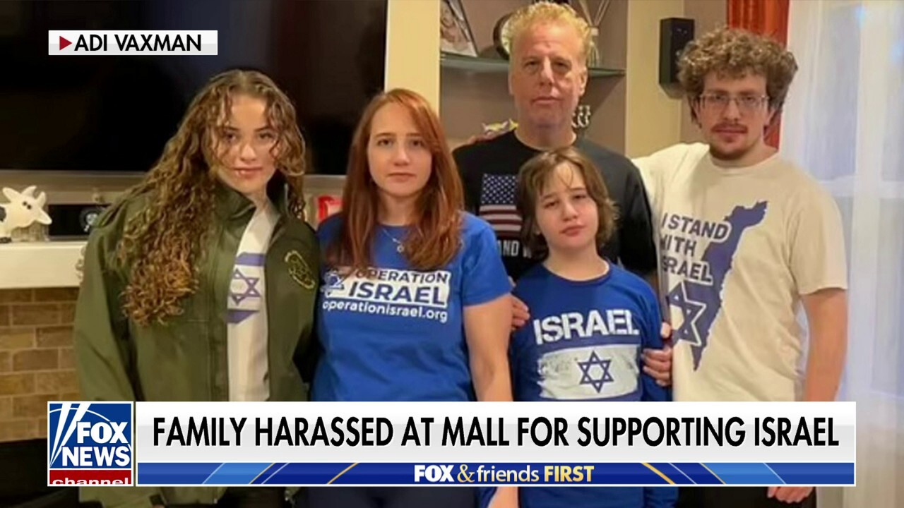 Еврейско семейство е изправено пред „ужасяващ“ антисемитски тормоз в мола на Ню Джърси заради якето на IDF на тийнейджърка