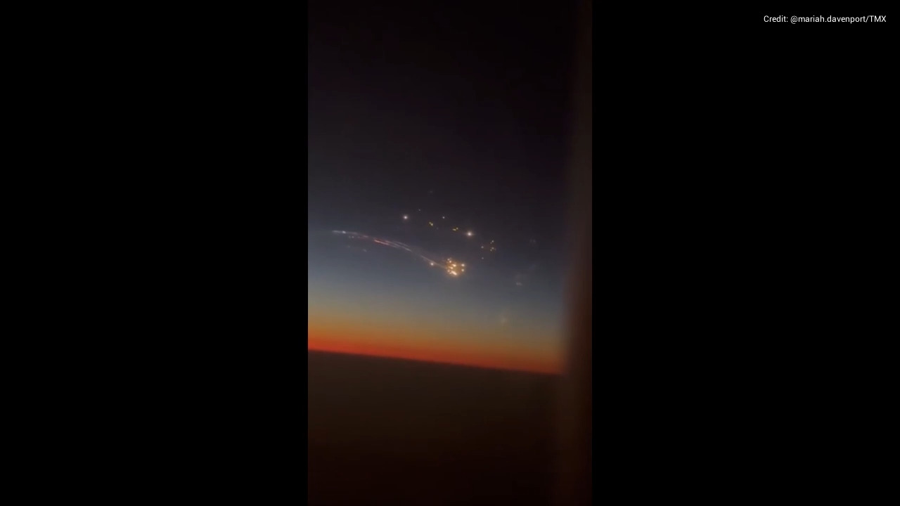 Plane passengers witness SpaceX Starship explosion during flight | Fox ...