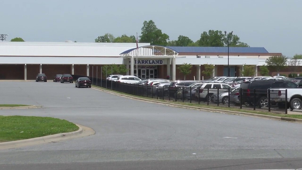 Ученик от Северна Каролина е обвинен в нападение, след като се твърди, че е ударил шамар на учител във вирусно видео