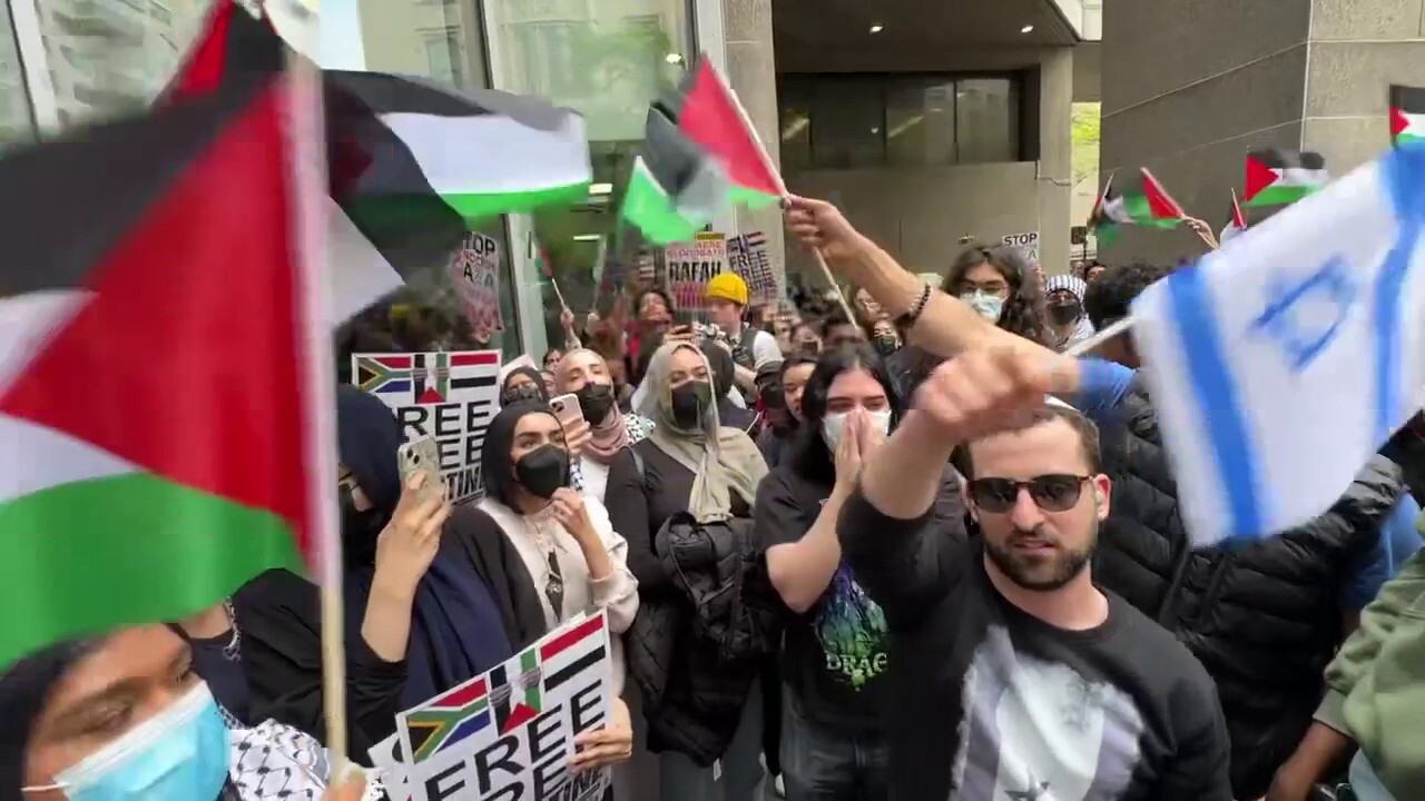 Видео заснема тълпа антиизраелски протестиращи които викат на мъж развяващ