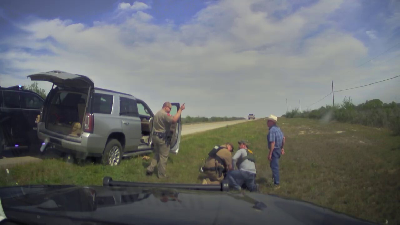 ГЛЕДАЙТЕ: Кадри от видеорегистратор показват ареста на служител от националната гвардия на Тексас за предполагаем трафик на мигранти