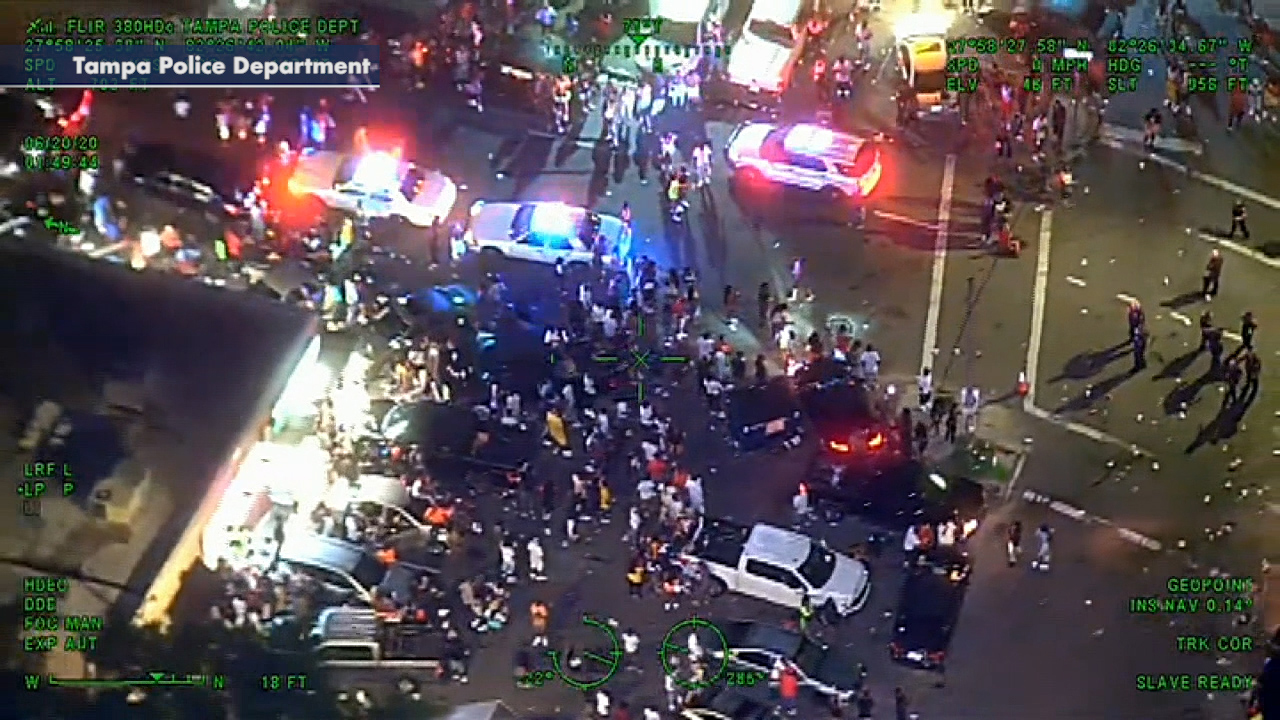Crowd surrounds cops responding to reports of shots fired in Tampa