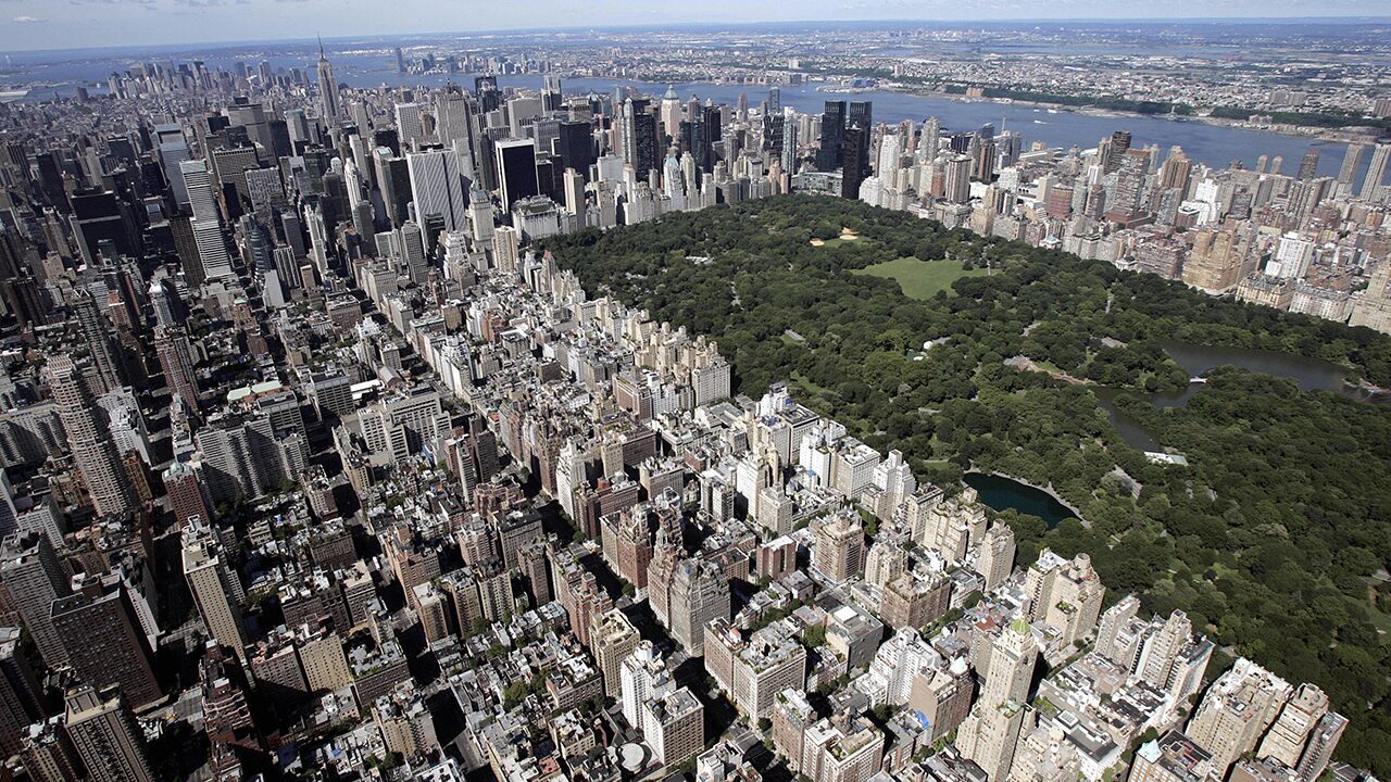 New york is one of the largest cities in the world with a population фото 119