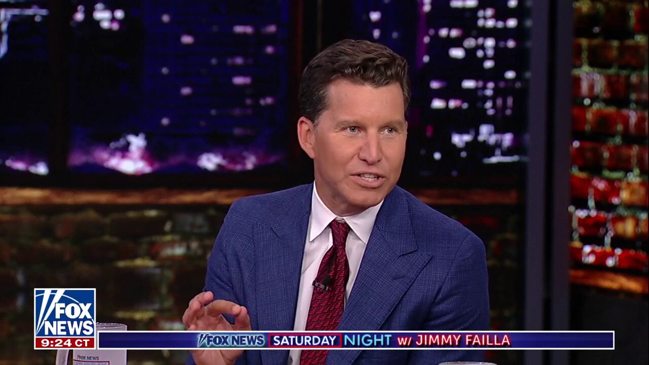 Fox News host Will Cain digs into the Trump-Putin summit and male cheerleaders in the NFL on 'Fox News Saturday Night.'