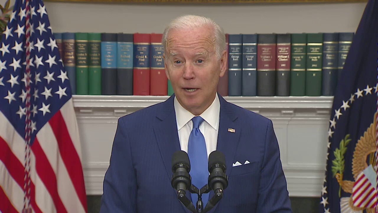 President Biden struggles to say 'kleptocracy' in speech about Russia