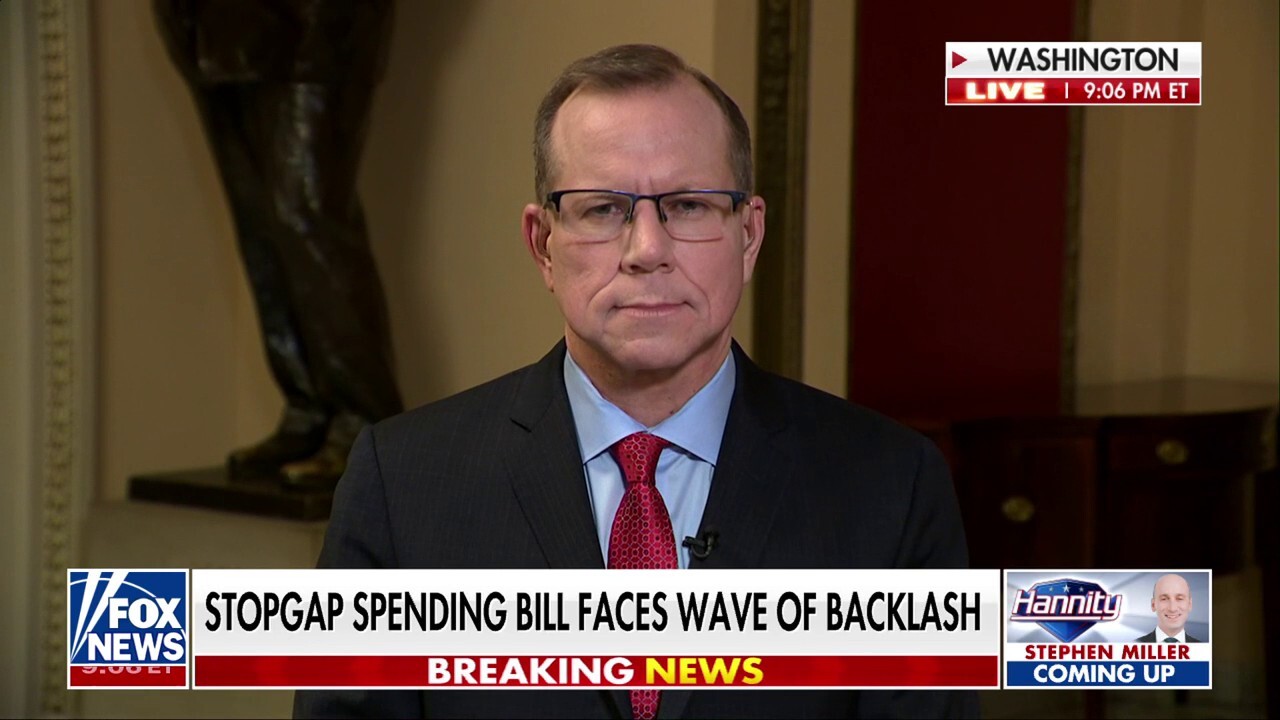 Fox News senior congressional correspondent Chad Pergram reports on the backlash against a bipartisan spending bill and the blowback facing Speaker Mike Johnson on ‘Hannity.’